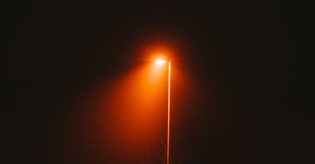 Symbolbild: Straßenlaternen in der Dunkelheit