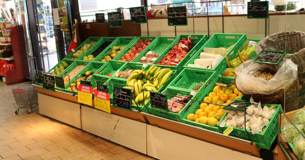 Obst und Gemüse-Theke als Symbolbild für Grundnahrungsmittel