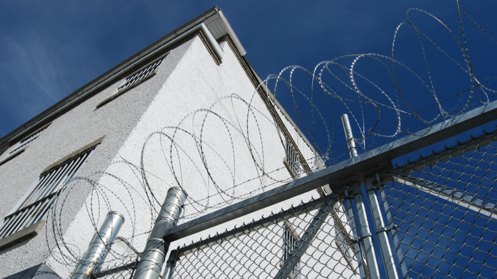 Ein Gefängnis von außen als Symbolbild für die Ersatzfreiheitsstrafe