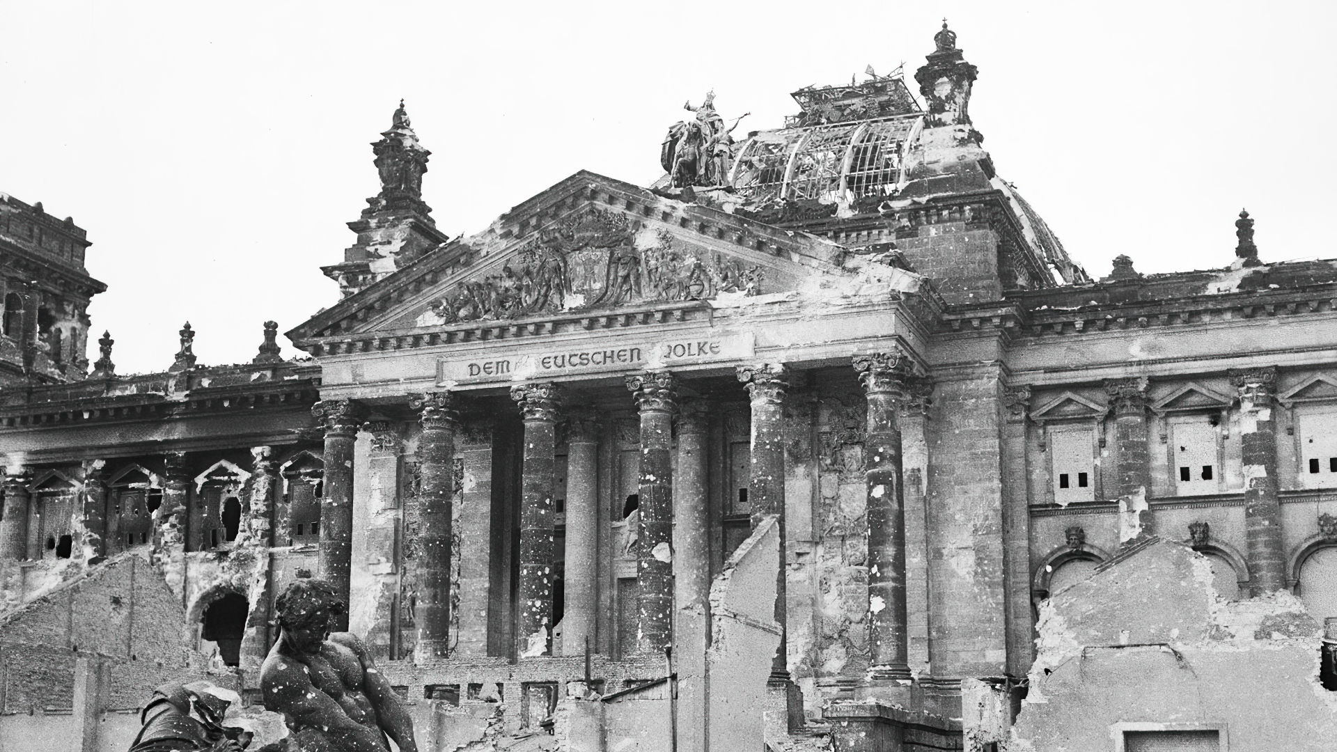 Der zerstörte Reichstag als Symbol für den Tag der Befreiung