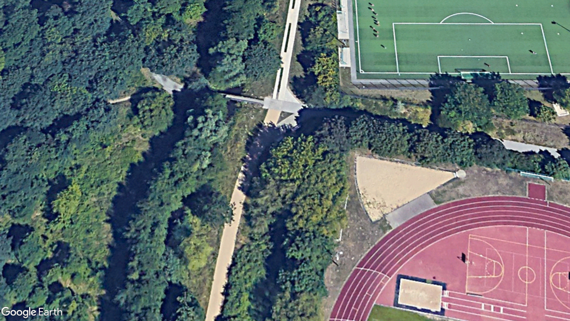 Ein Luftbild der Entenbrücke kurz vor ihrer Sperrung aus Google Earth