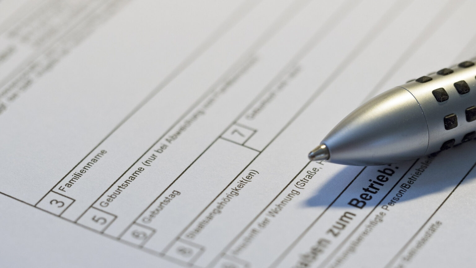 Ein Formular als Symbol für das neue Bürgeramt Riesaer Straße