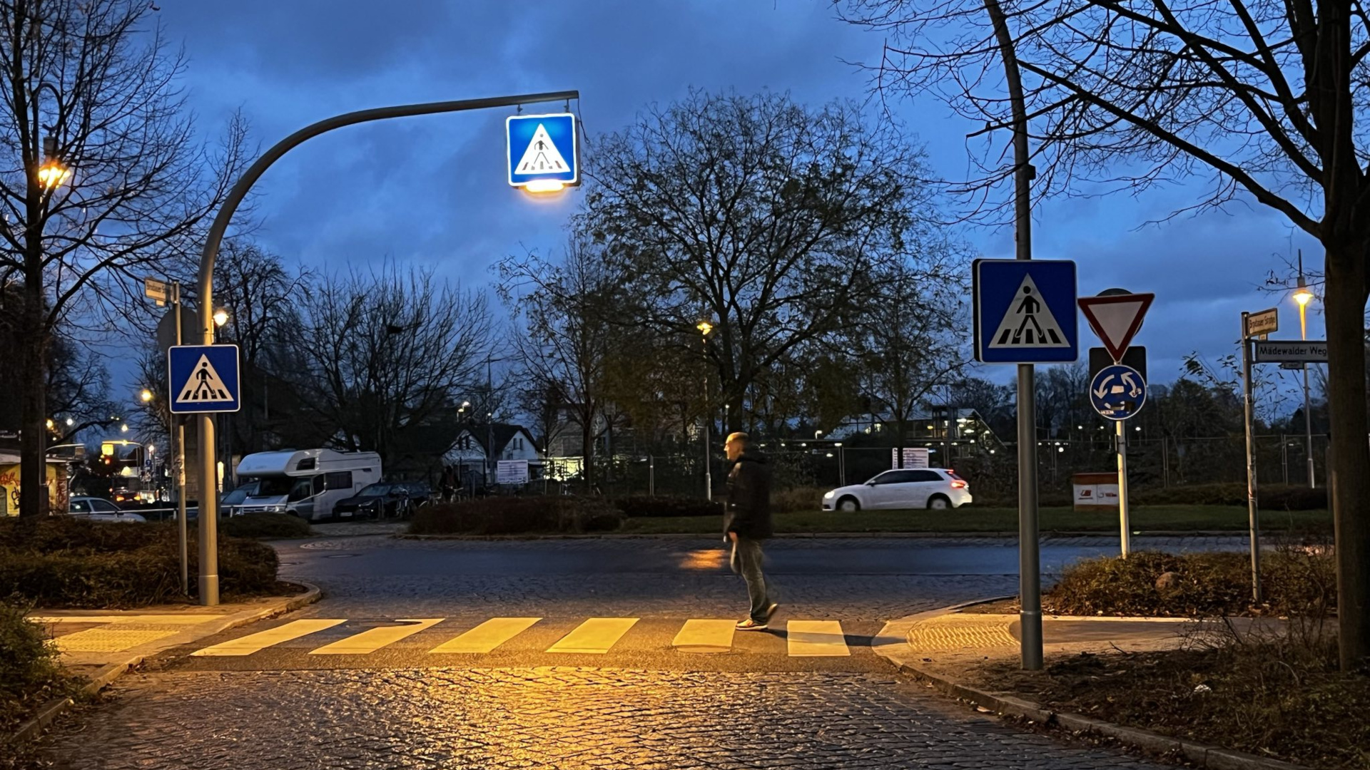 Der neue Zebrastreifen am Heinrich-Grüber-Platz