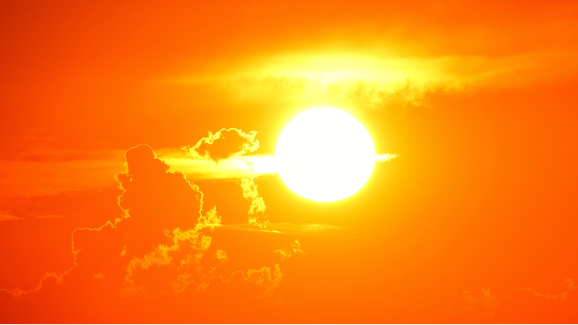 Die strahlende Sonne, gegen die es Hitzeschutz braucht