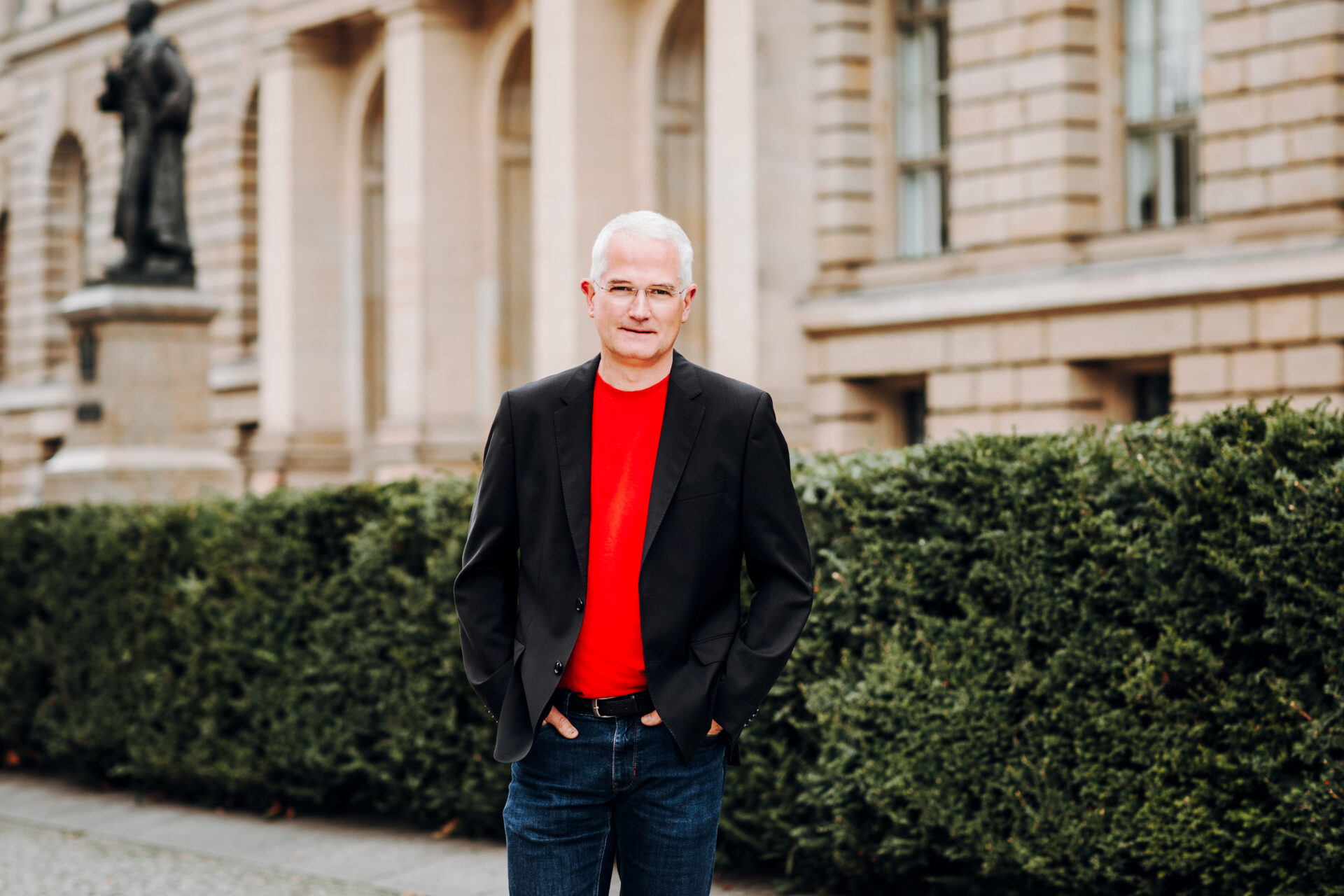 Jan Lehmann vor dem Abgeordnetenhaus von Berlin