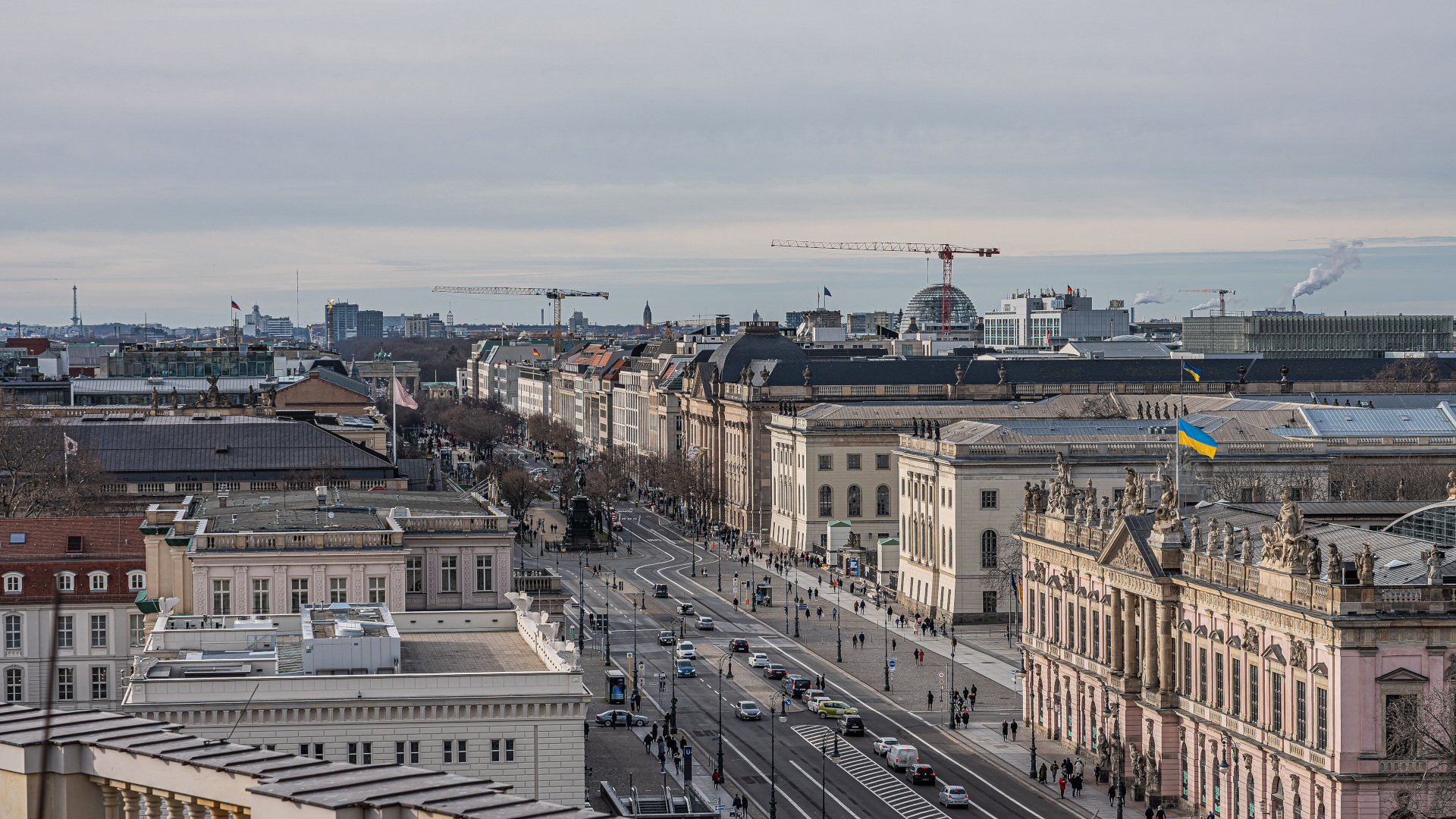 Sicht auf die Straße Unter den Linden mit der HU Berlin – einer der Berliner Universitäten, wo die juristische Ausbildung stattfindet