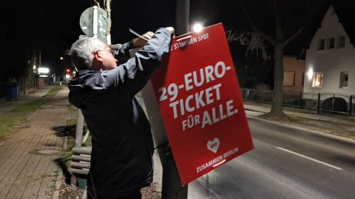 Jan Lehmann, wie Wahlplakate aufhängt