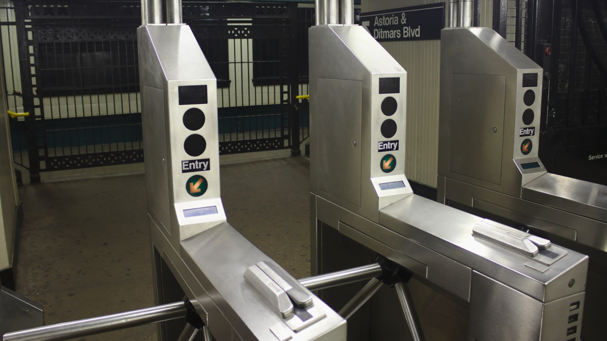 Zugangskontrollen an einen U-Bahnhof in New York