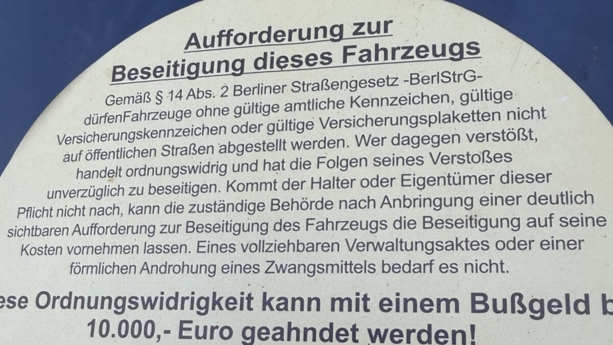 Ein gelber Punkt, wie ihn Schrottautos bekommen